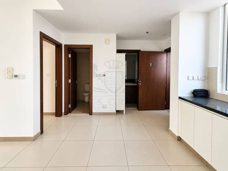 10 Bright Minimalist Apartment Foyer. png