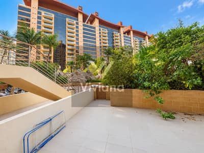 1 Schlafzimmer Wohnung zum Miete in Palm Jumeirah, Dubai - Sunlit Resort Courtyard and Balconies. png