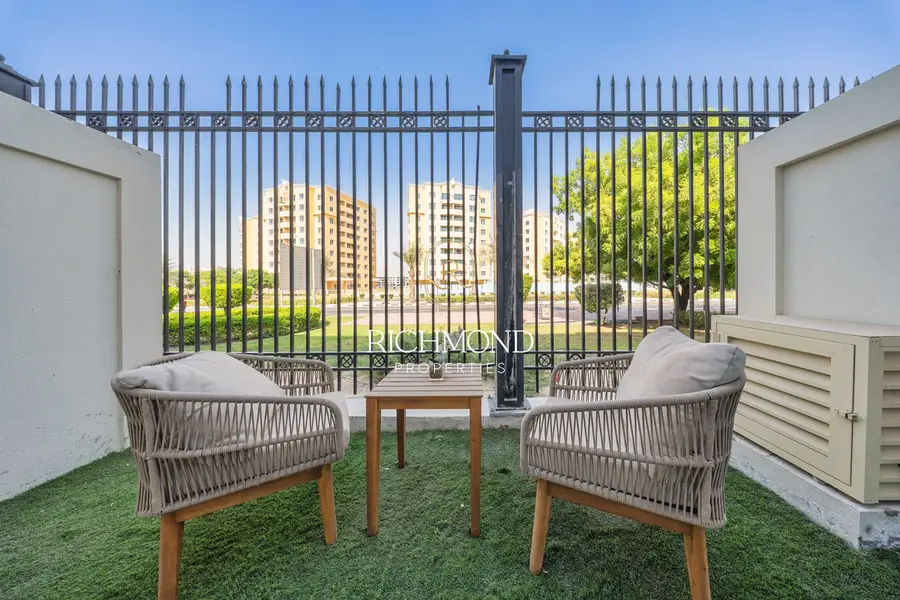 Corner Unit | Single Row | Gated Community
