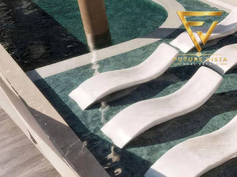 19 27_Amenity_Outdoor_Pool_Sunbeds. jpg
