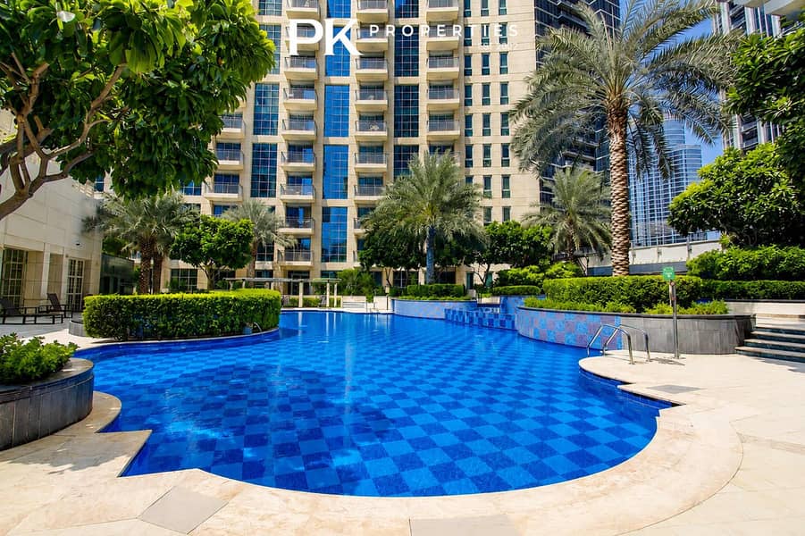 22 Dubai Mall 1BR Apartment with Balcony & Gym