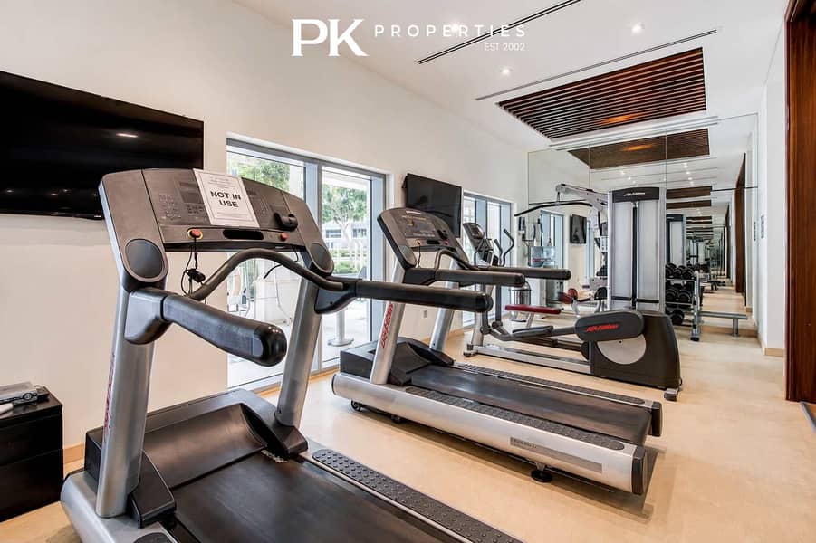 25 Dubai Mall 1BR Apartment with Balcony & Gym