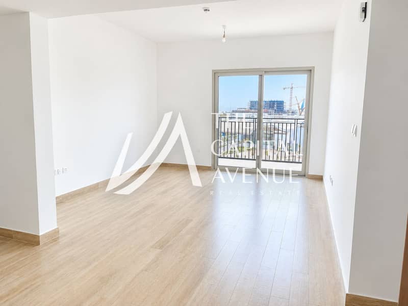 2 Bright Empty Apartment with City View. png
