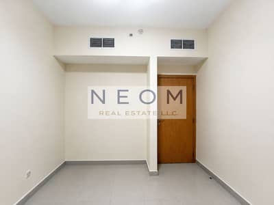 2 Cпальни Апартаменты в аренду в Интернешнл Сити, Дубай - Minimal Beige Room with Wooden Door. png