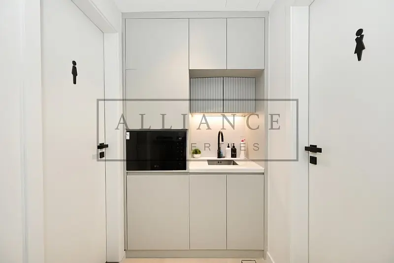 3 partitions | Rented | High Floor | Furnished