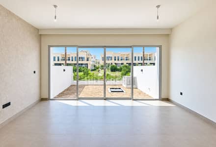 5 Slaapkamers Townhouse te Huur in DAMAC Lagoons, Dubai - Sunlit Minimalist Room with Patio Views. png 5 Slaapkamers Townhouse te Huur in DAMAC Lagoons, Dubai - Sunlit Minimalist Room with Patio Views. png
