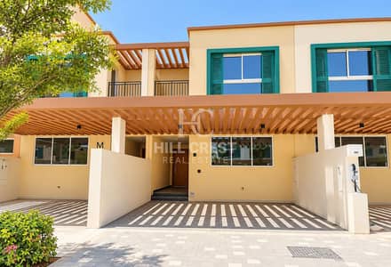4 habitaciones Townhouse para en Alquiler en DAMAC Lagoons, Dubai - Modern Townhouse Entrance with Pergola Shadows. png 4 habitaciones Townhouse para en Alquiler en DAMAC Lagoons, Dubai - Modern Townhouse Entrance with Pergola Shadows. png