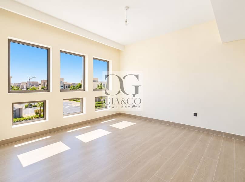 8 Single Row | Available Now | Corner Plot 8