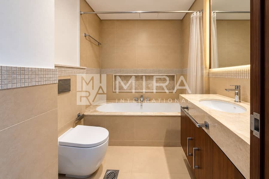 12 Modern Beige Marble Bathroom