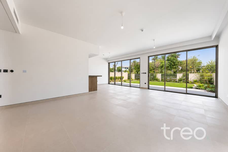 13 Modern_Living_Space_with_Landscaped_Garden. jpg