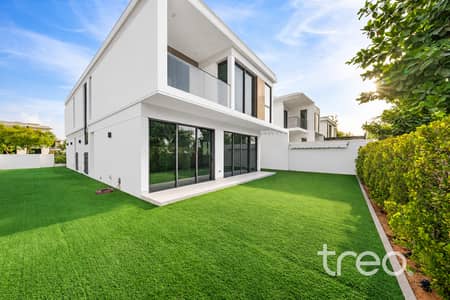 4 Slaapkamers Villa te Koop in Tilal Al Ghaf, Dubai - White_minimalist_villa_with_lush_garden. jpg
