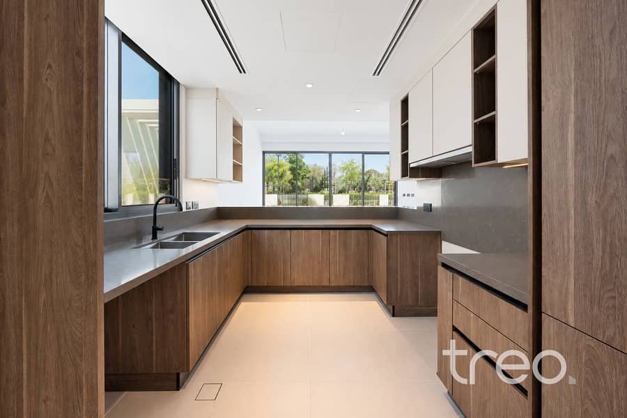 3 Modern_U-Shaped_Kitchen_with_Garden_Views. jpg