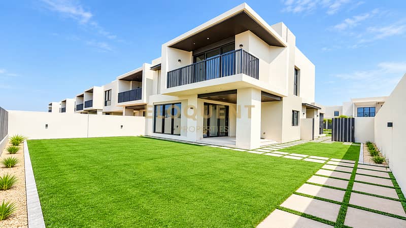 11 Modern Townhouse Garden in Sunlight. png