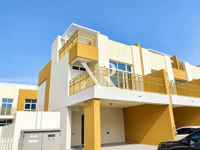3 Cпальни Таунхаус Продажа в Дамак Хиллс 2, Дубай - Modern Ochre and White Townhouse Facade. png