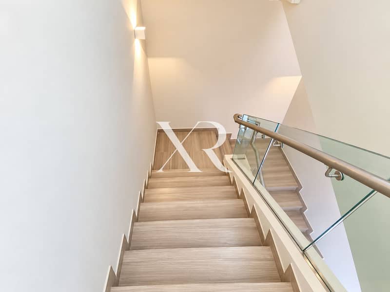 7 Modern Minimalist Glass Stairwell. png