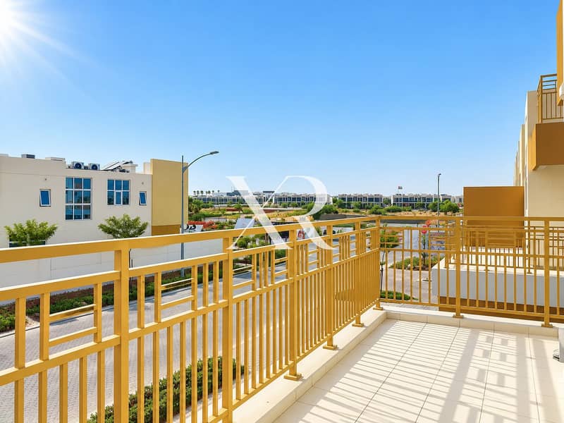 18 Sunny Modern Townhouse Neighborhood. png