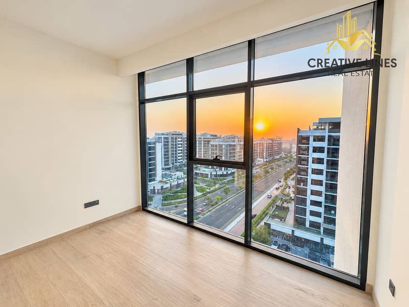 5 Empty Modern Room with Sunset City View. png