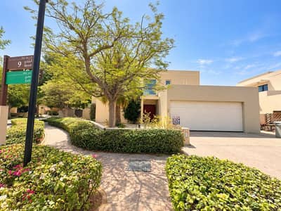 5 Bedroom Townhouse for Rent in Arabian Ranches, Dubai - Sunlit Villa Courtyard with Street Sign. png