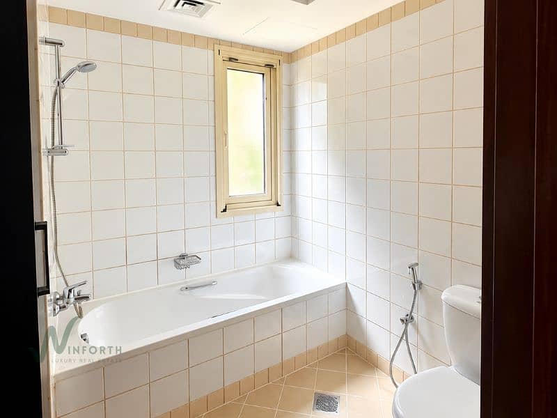 15 Bright Modern Bathroom Interior. png