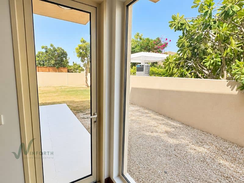 19 Bright Modern Room Overlooking Garden. png