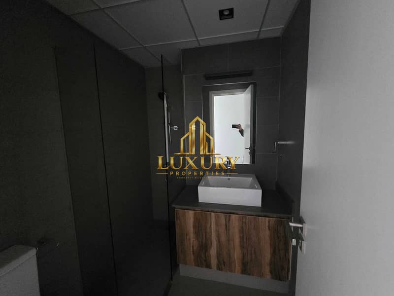 10 Elegant 1 Bedroom Apartment with Generous Hall Space