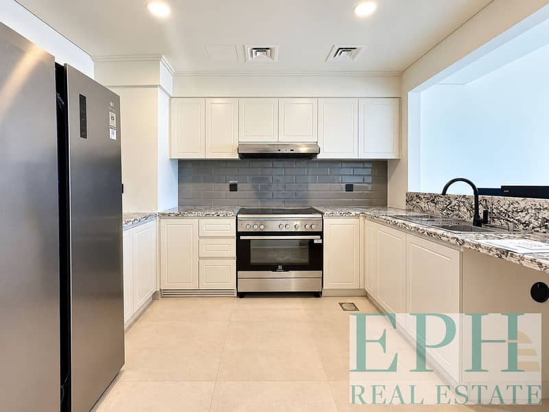4 Bright Modern U-Shaped Kitchen. png