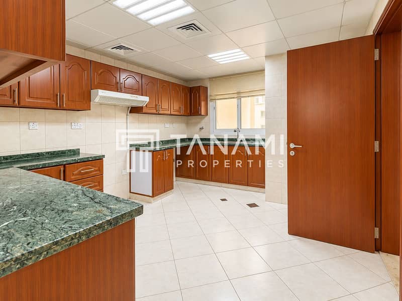 26 Bright Traditional Kitchen Interior. png