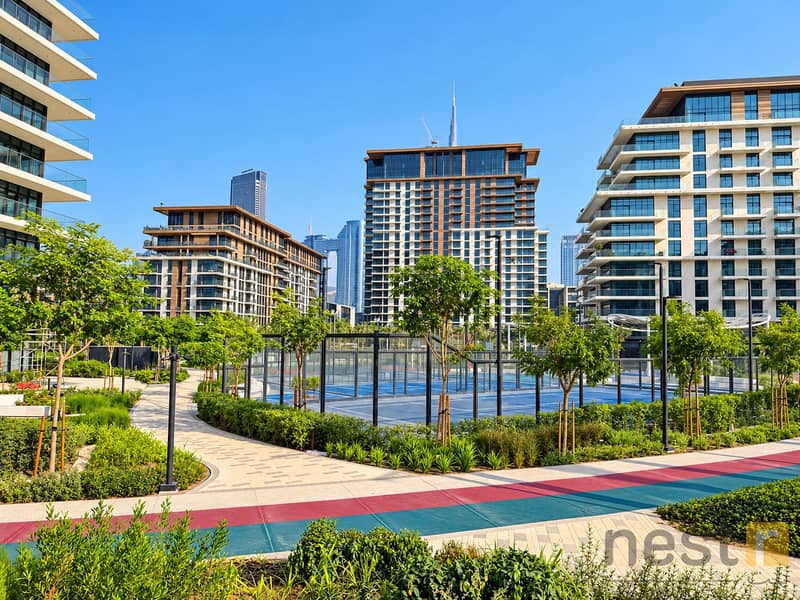 15 Luxury Courtyard with Dubai Skyline. png