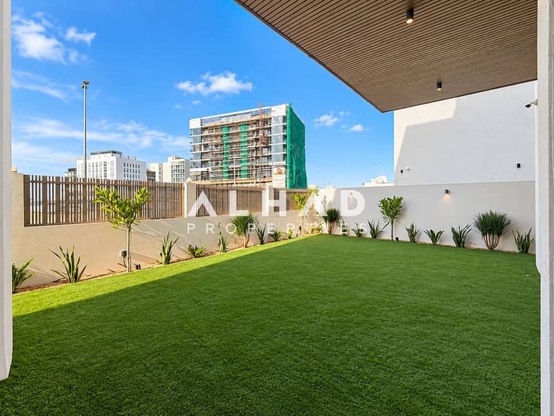 3 Modern Terrace Garden with City Views. png