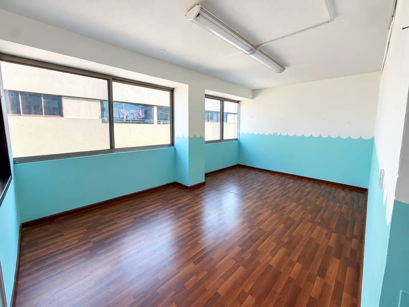 10 Bright Aqua Scallop Classroom. png