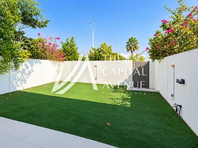 3 Camere Townhouse in affitto a Yas Island, Abu Dhabi - Modern Courtyard with Bougainvillea and Gate. png