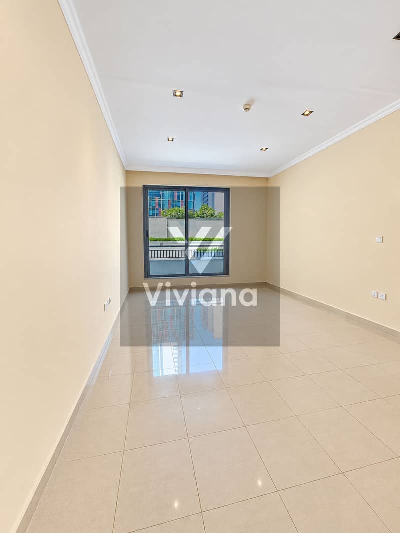 2 Empty Beige Room With City View. png