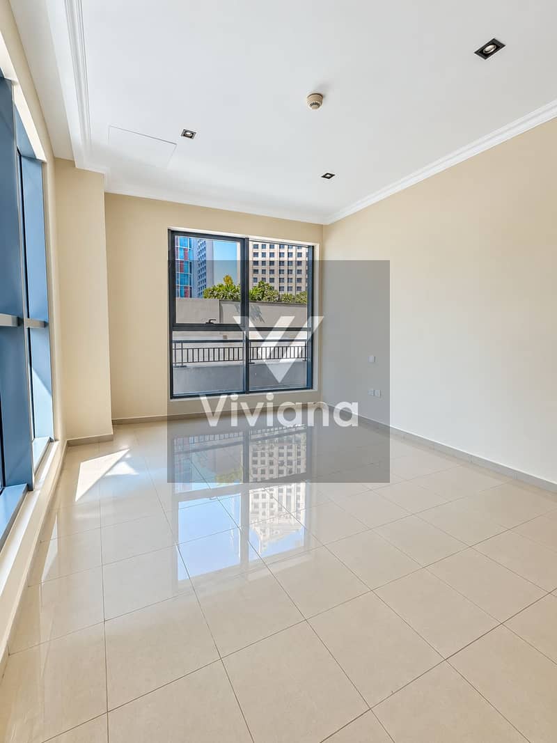 4 Modern Empty Apartment with City Views. png