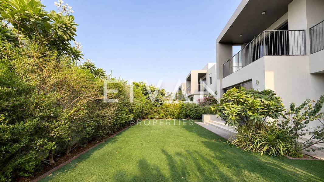 3 Modern Garden Lawn by Contemporary Home. png
