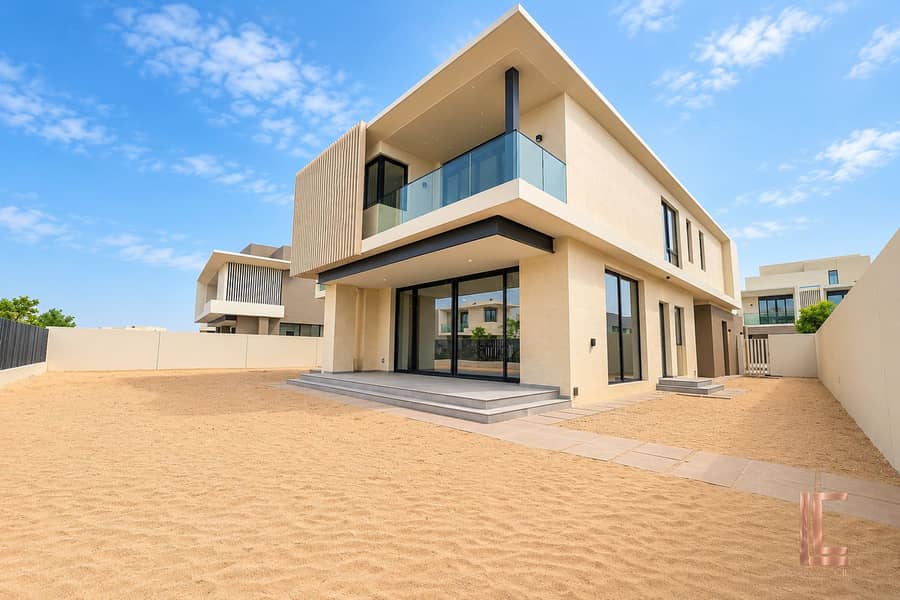 25 Modern Villa in a Sandy Yard. png