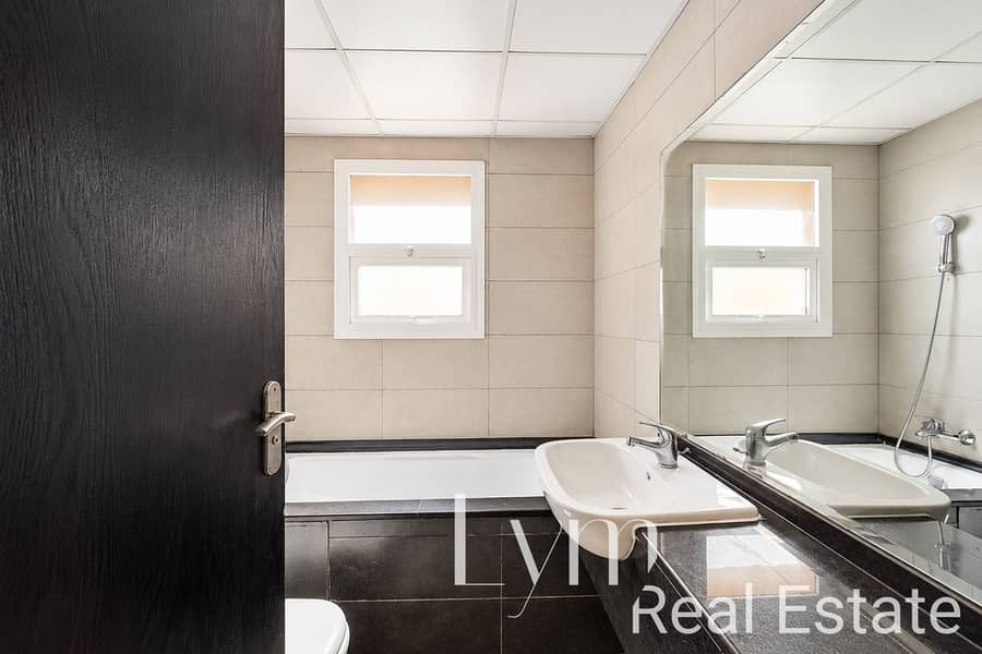 5 Bright Modern Bathroom Interior. png