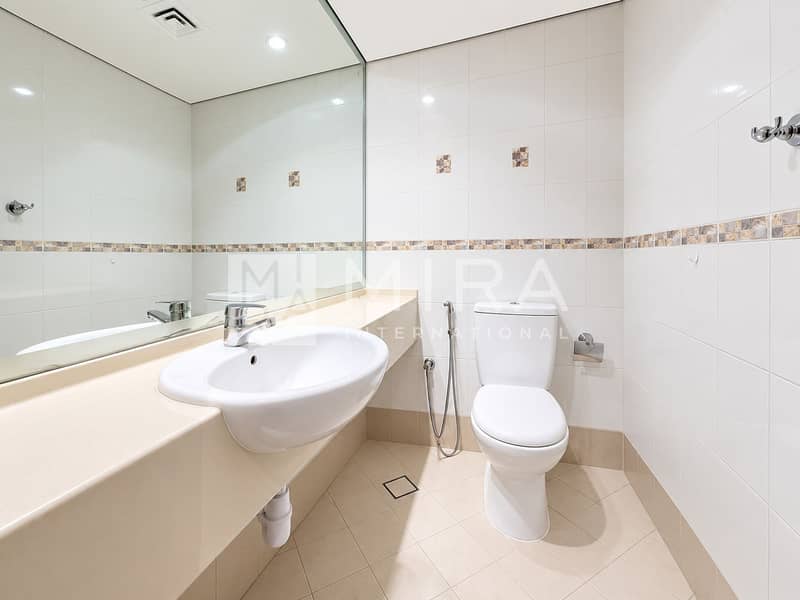 12 Spotless Modern Bathroom Interior