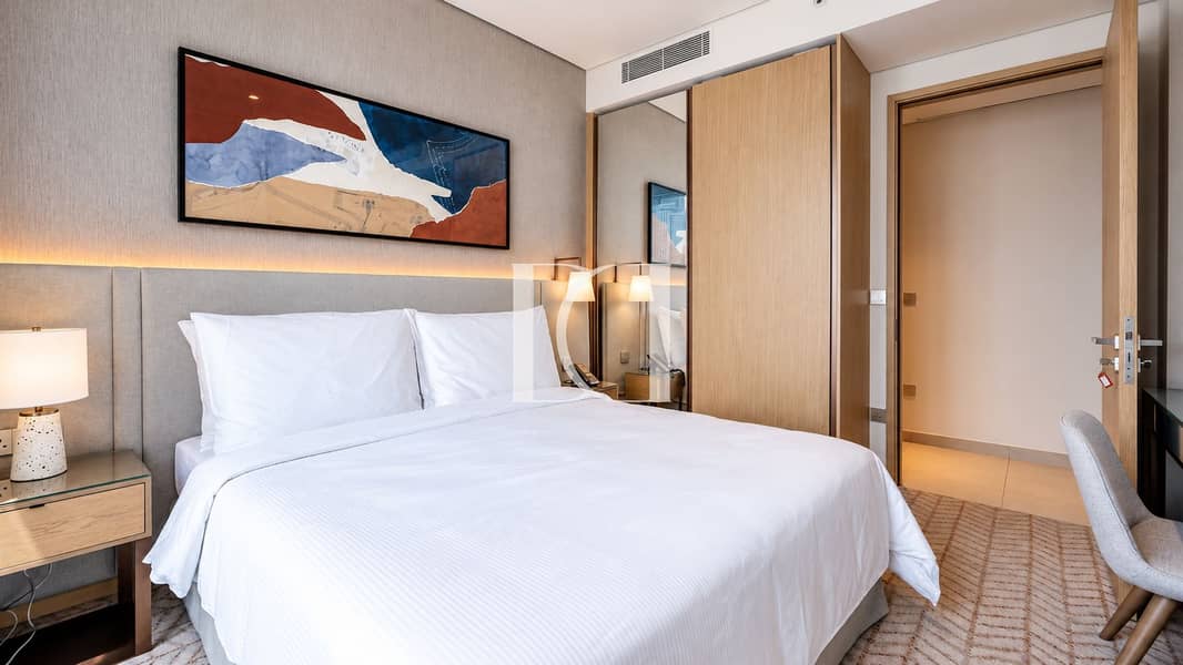 16 Modern Hotel Bedroom with Abstract Art (1). png