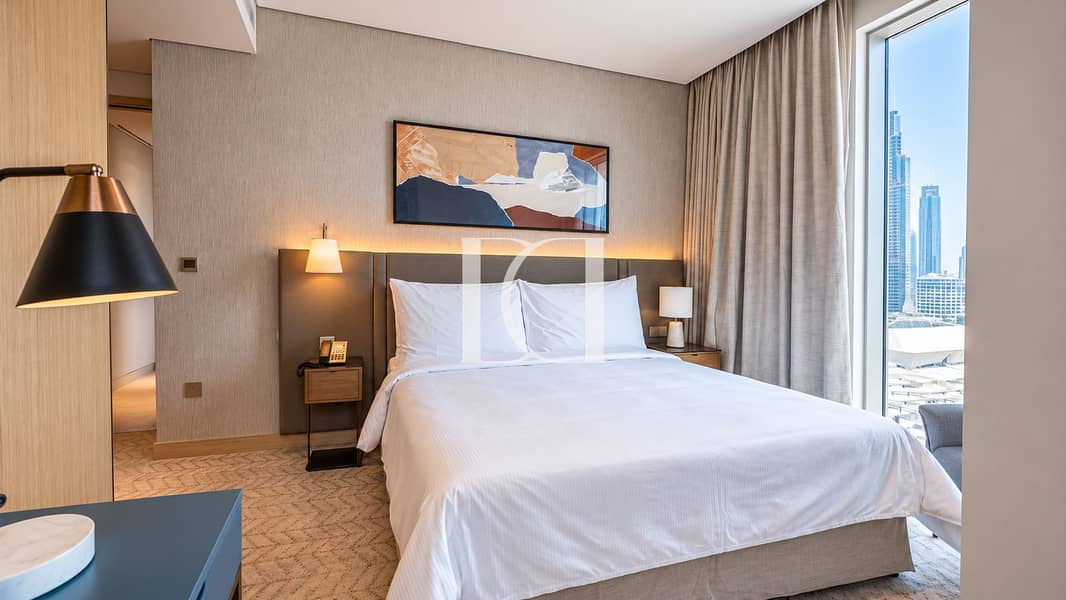 18 Modern Hotel Bedroom with City Skyline. png