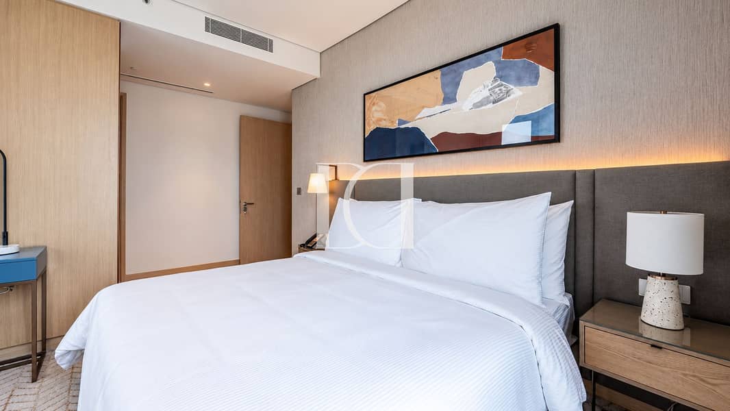 19 Modern Hotel Bedroom with Abstract Art. png