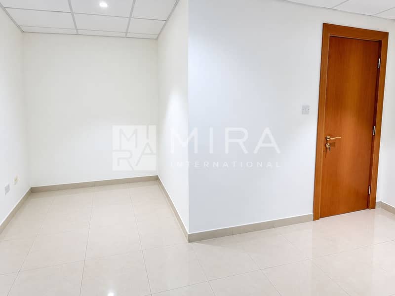 8 Bright Minimalist Room Alcove with Wooden Door