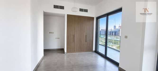 2 Slaapkamers Appartement te Huur in Jumeirah Village Circle (JVC), Dubai - Modern Empty Bedroom with City Balcony. png