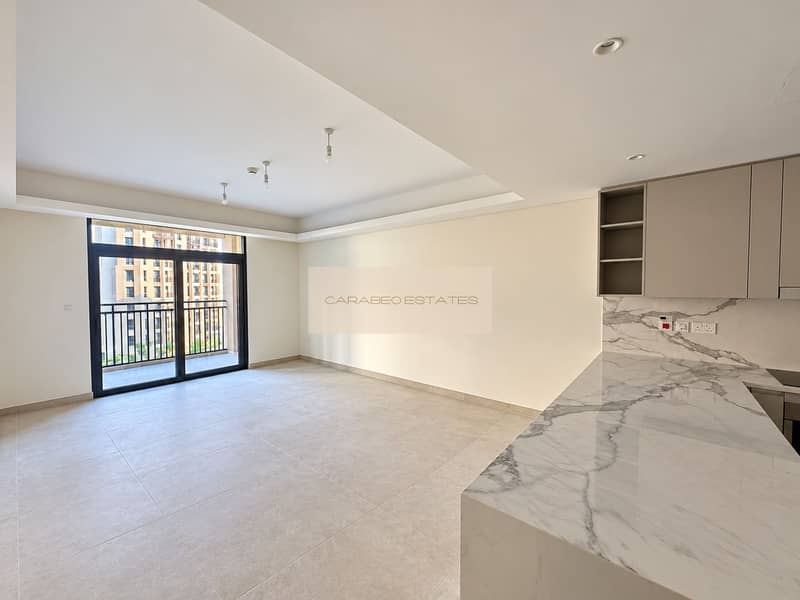 4 Bright empty room with balcony view. png