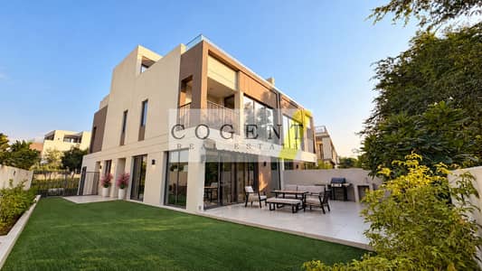 4 Camere Villa in vendita a Tilal Al Ghaf, Dubai - Pink bougainvillea flank villa entrance. png