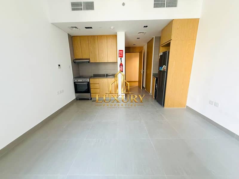 3 🏡 LUXURY POOL VIEW STUDIO FOR RENT | MAMSHA, SHARJAH 🌊 ✨ 450 Sq. Ft. | 💰 AED 29,990/Ye