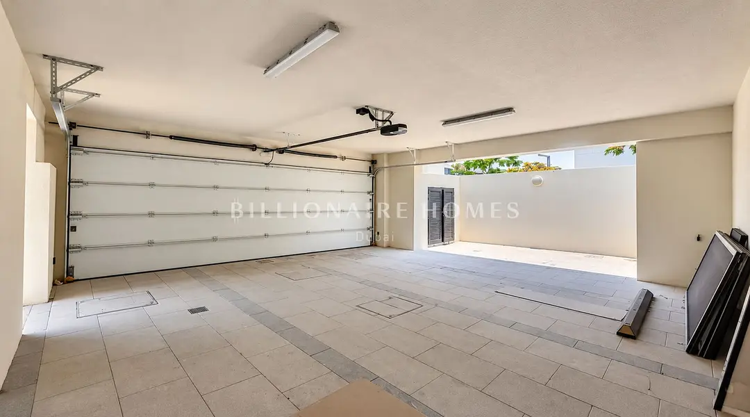 Middle Corner | Vastu-compliant | Near Entry