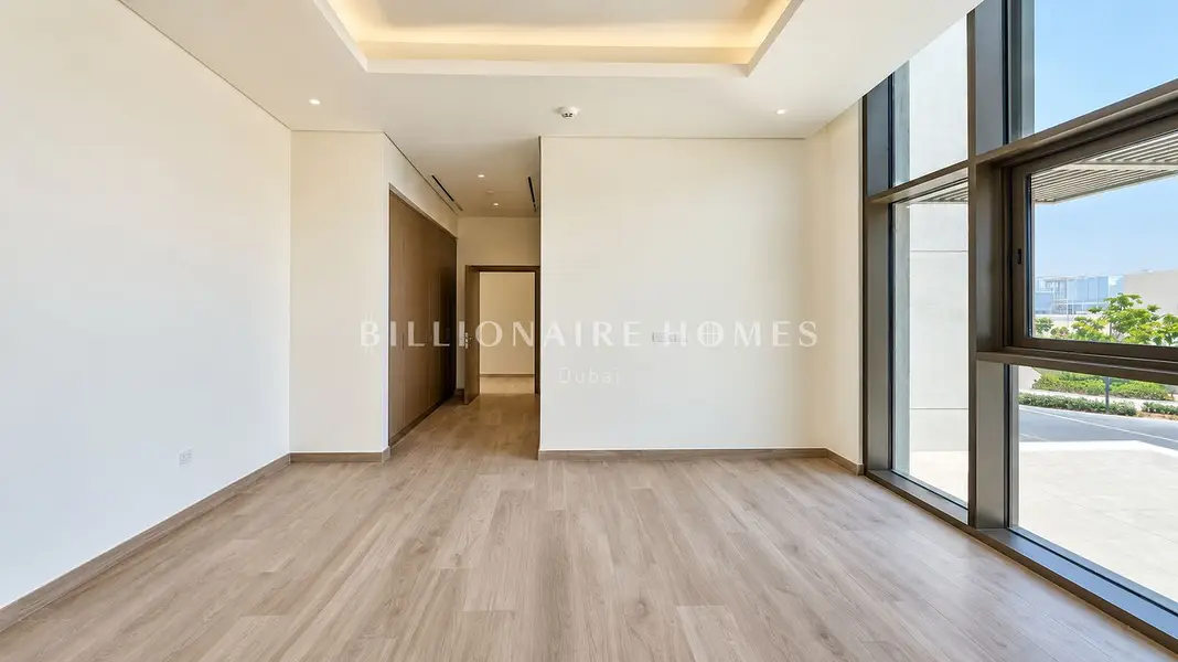 Middle Corner | Vastu-compliant | Near Entry