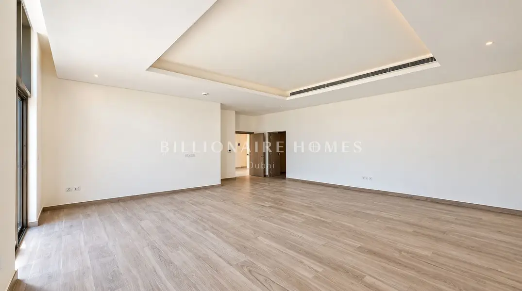 Middle Corner | Vastu-compliant | Near Entry