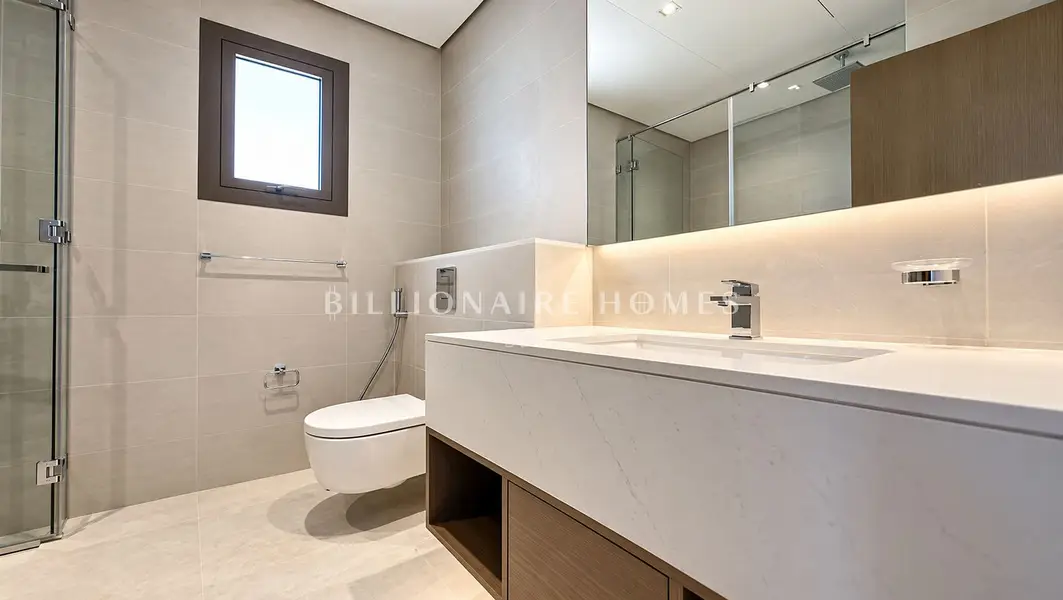Middle Corner | Vastu-compliant | Near Entry