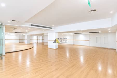 Shop for Rent in Sheikh Zayed Road, Dubai - Bright Modern Empty Commercial Interior. png